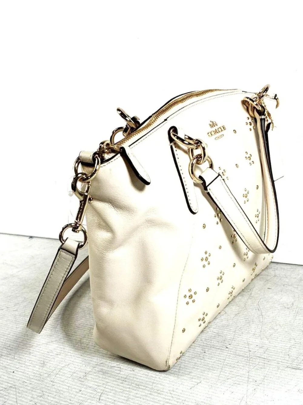 COACH: All over stud small Kelsey Sathel in Calf Leather Ivory with Gold Tone